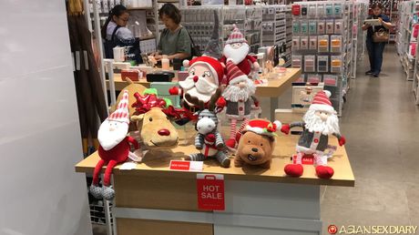 Asiatisk skønhed Miyabi sport en creampie fisse efter at være vågnet nøgen