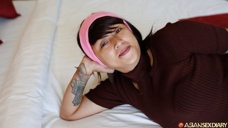 迷人的亞洲女孩 Syira 在公園散步後被幹