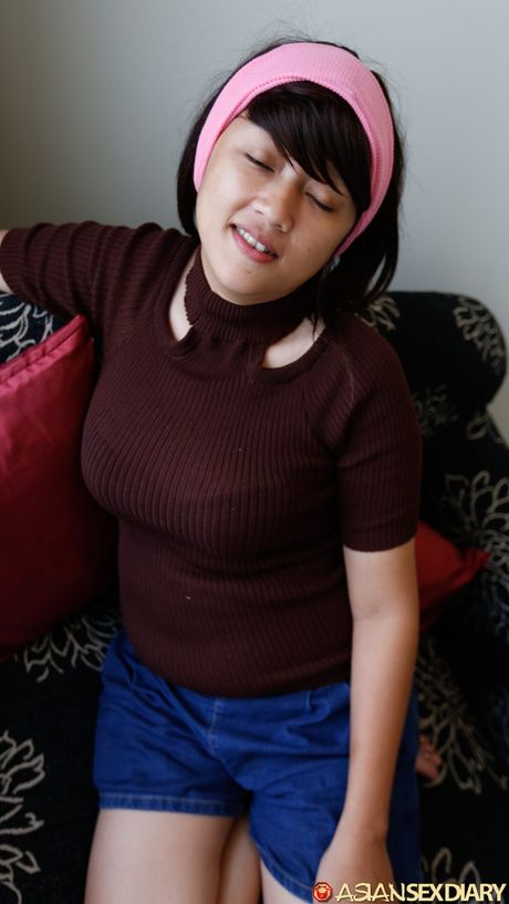 迷人的亞洲女孩 Syira 在公園散步後被幹