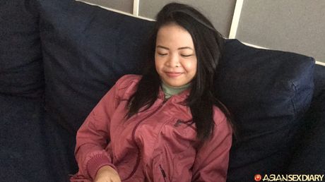 Tynde skønhed Nisa bliver nøgen på sin seng, mens hun har en ansigtsmaske på