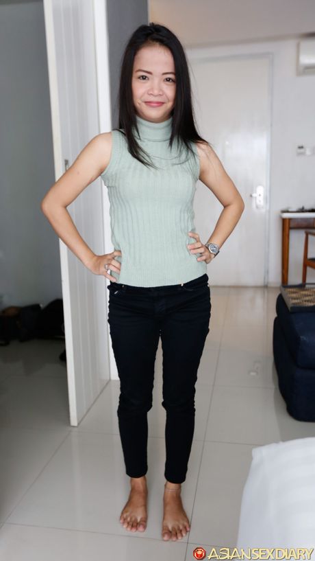 Tynde skønhed Nisa bliver nøgen på sin seng, mens hun har en ansigtsmaske på