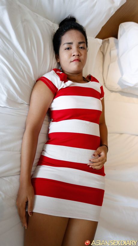 アジア人メイドのエイシャはベッドの上で指マンされる前に裸になる