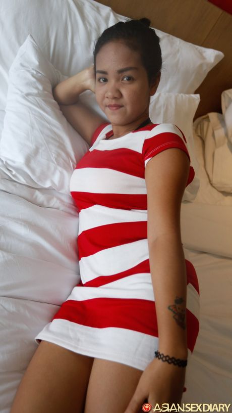 アジア人メイドのエイシャはベッドの上で指マンされる前に裸になる