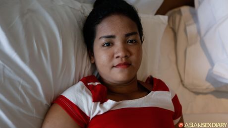 アジア人メイドのエイシャはベッドの上で指マンされる前に裸になる