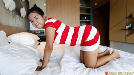 アジア人メイドのエイシャはベッドの上で指マンされる前に裸になる