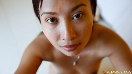 アジアの女の子イダユが指ファックの前に体をさらけ出す