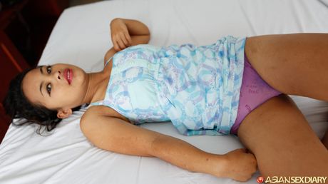 Asiatisk pige Dalina får sin røv kneppet af en liderlig fyr på et hotelværelse