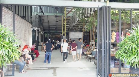 亞洲女孩達琳娜 (Dalina) 在飯店房間裡被一個性慾旺盛的男人幹屁股