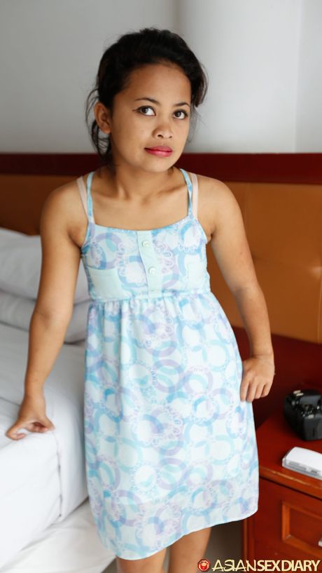 亞洲女孩達琳娜 (Dalina) 在飯店房間裡被一個性慾旺盛的男人幹屁股