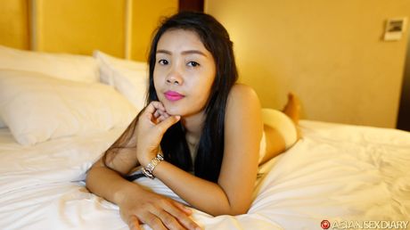 Asiatisk dukke Osmawani får sin stramme fisse og perfekt røv kneppet