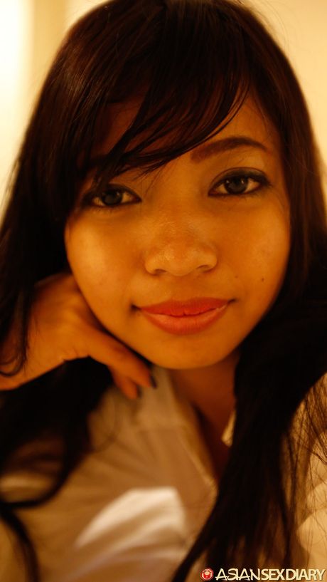 Fantastisk asiatisk babe Linda stripper og viser sine små bryster og sin trimmede fisse