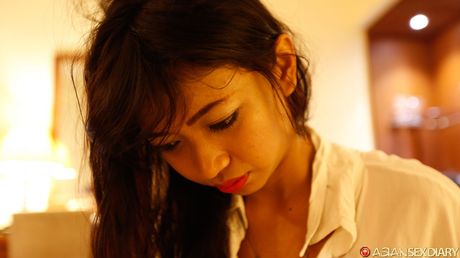 Fantastisk asiatisk babe Linda stripper og viser sine små bryster og sin trimmede fisse