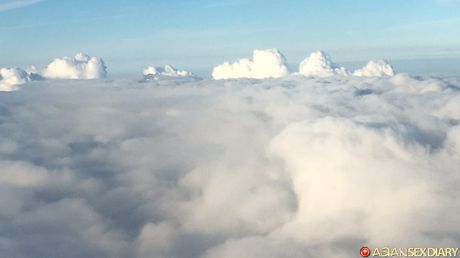 Asiatisk MILF Amber Dawn fremhæver sine fantastiske stativer og viser sit bare kød i en solo