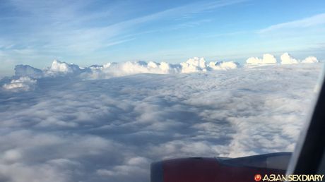 Asiatisk MILF Amber Dawn fremhæver sine fantastiske stativer og viser sit bare kød i en solo