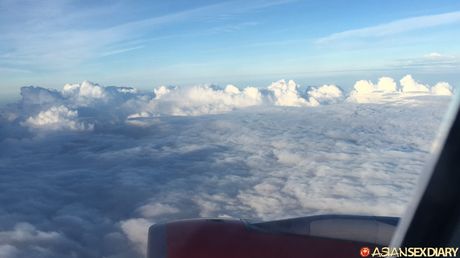 Asiatisk MILF Amber Dawn fremhæver sine fantastiske stativer og viser sit bare kød i en solo