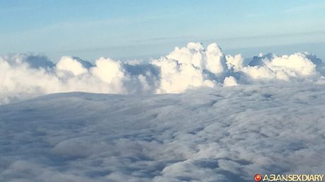 Asiatisk MILF Amber Dawn fremhæver sine fantastiske stativer og viser sit bare kød i en solo