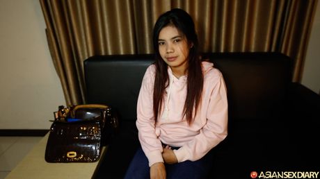 Smuk amatør Tijah stripper og fremhæver sin behårede fisse i en solo