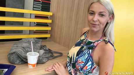 Lyshåret tjekkisk coverpige Karol Lilien nøgner sig før en vaginal sexoplevelse