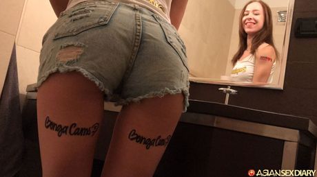 Asiatisk dukke amatør får sin fisse skruet på i badeværelset