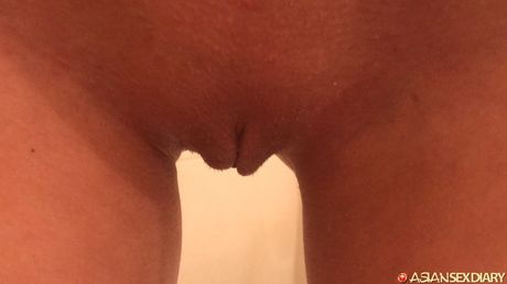 Asiatisk dukke amatør får sin fisse skruet på i badeværelset