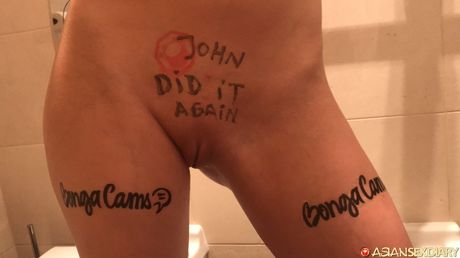 Asiatisk dukke amatør får sin fisse skruet på i badeværelset