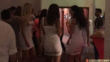 アジアの美しいアマチュアは、角質の男に彼女の猫を満たされます