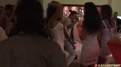 亞洲美女業餘被性慾旺盛的男人塞滿陰戶