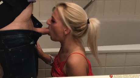 亞洲美女業餘被性慾旺盛的男人塞滿陰戶