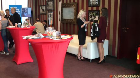 亞洲美女業餘被性慾旺盛的男人塞滿陰戶