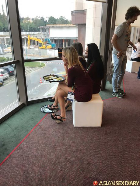 亞洲美女業餘被性慾旺盛的男人塞滿陰戶