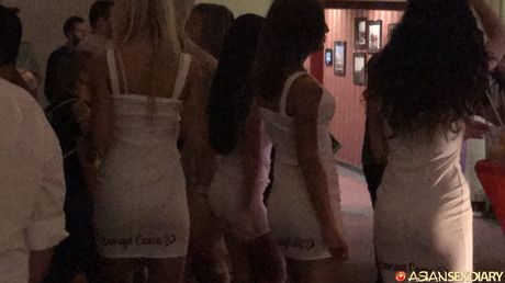 亞洲美女業餘被性慾旺盛的男人塞滿陰戶