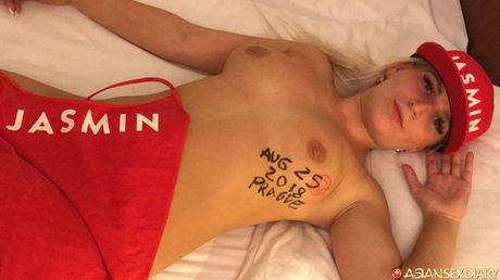 亞洲美女業餘被性慾旺盛的男人塞滿陰戶