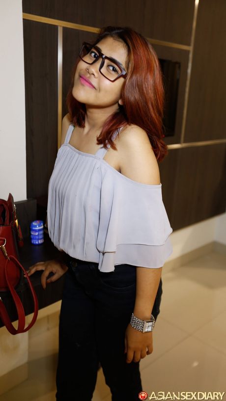 Briller klædt Lulu C får sin fisse fyldt af sin chef