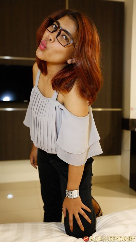 Briller klædt Lulu C får sin fisse fyldt af sin chef