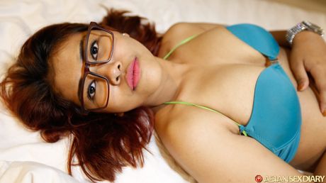 Briller klædt Lulu C får sin fisse fyldt af sin chef