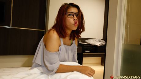 Briller klædt Lulu C får sin fisse fyldt af sin chef