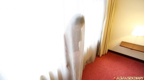 亞洲熟女 Soklla 的陰道被大屌塞滿