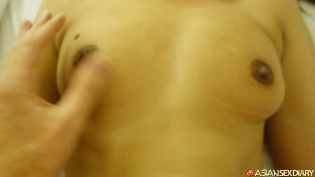 Den asiatiske skønhed Soklla har sex med en hvid fyr i en seng