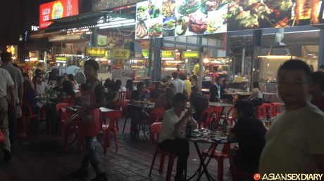 Den asiatiske skønhed Soklla har sex med en hvid fyr i en seng