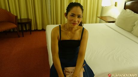 Den asiatiske skønhed Soklla har sex med en hvid fyr i en seng