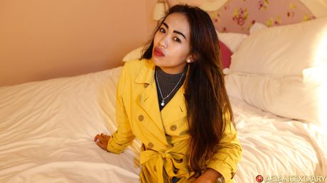 Asiatisk pige Winda B demonstrerer sin store røv og poserer i sit lingeri