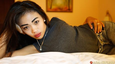 Asiatisk pige Winda B demonstrerer sin store røv og poserer i sit lingeri