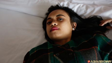 黑髮少女 Viviana 在手指操弄前裸體