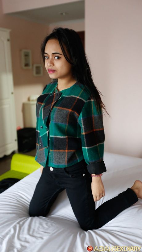 黑髮少女 Viviana 在手指操弄前裸體