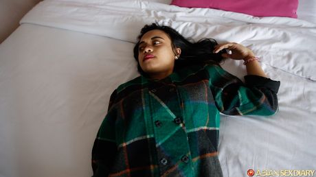 黑髮少女 Viviana 在手指操弄前裸體