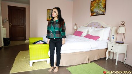 黑髮少女 Viviana 在手指操弄前裸體