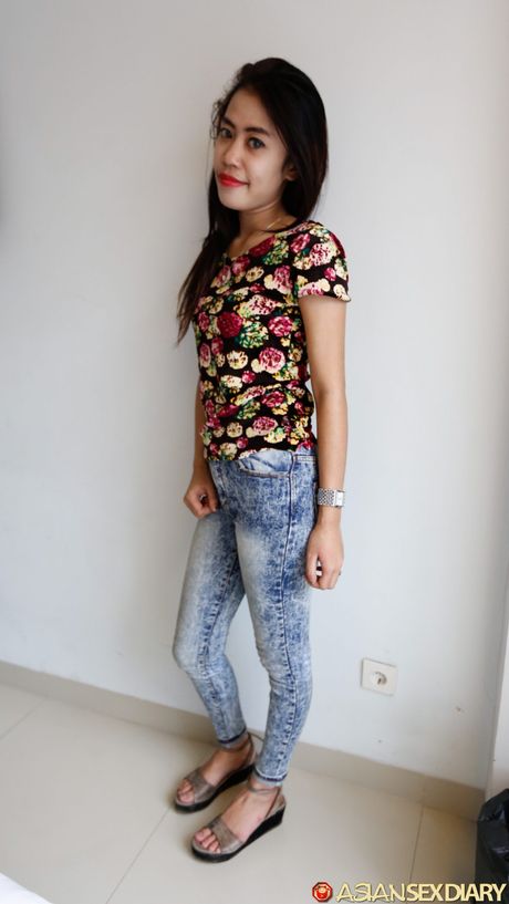 黑髮女孩 Vira 脫掉衣服，展現她火辣的身材