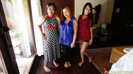 大きなメロンとパイパンのホットなカバーガールが4Pでチンポを共有する