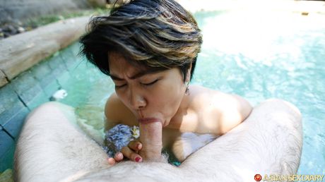 天使般的黑髮美女 Siska 在泳池裡被舔陰並被操