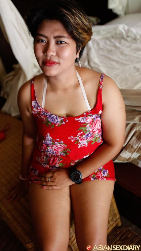 光彩照人的熟女 Siska 展示她令人驚嘆的乳房，並近距離張開她毛茸茸的陰部